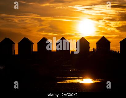 New Forest, Hampshire, Royaume-Uni. 22 décembre 2019. Météo France : un beau lever du soleil au solstice d'hiver dans la plage de Calshot New Forest, en commençant le jour le plus court de l'année. Stuart Martin Crédit/Alamy Live News Banque D'Images