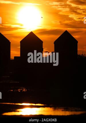 New Forest, Hampshire, Royaume-Uni. 22 décembre 2019. Météo France : un beau lever du soleil au solstice d'hiver dans la plage de Calshot New Forest, en commençant le jour le plus court de l'année. Stuart Martin Crédit/Alamy Live News Banque D'Images