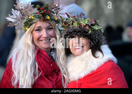 Wiltshire, Royaume-Uni. Dec 22, 2019. Carnavaliers à Stonehenge bienvenue l'aube sur le solstice d'hiver, le jour le plus court de l'année. Le soleil s'est levé à 08;04h00 et le Solstice officiel dans l'hémisphère Nord était à 04.19h le dimanche 22 décembre 2019. Les païens de célébrer le plus grand nombre d'heures d'obscurité et le retour du soleil comme jours s'allongent jusqu'à ce que le solstice d'été. Crédit : MARTIN DALTON/Alamy Live News Banque D'Images