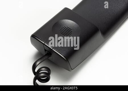 Partie du combiné avec un microphone, gros plan sur un fond blanc Banque D'Images