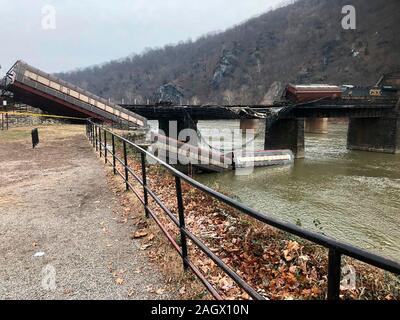 Cette photo fournie par le comté de Washington, dans le Maryland, montre une ligne de fret train dans la rivière Potomac, le samedi, 21 décembre 2019, près de Harpers Ferry, W.Va. CSX a dit dans une déclaration que personne n'a été blessé à sept wagons ont déraillé tôt samedi. Il dit que toutes les voitures étaient vides et aucun matériau dangereux ont été impliqués. (Comté de Washington, Md. via AP) Banque D'Images