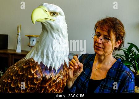 Meissen figurine aigle, la femme en atelier d'art décorent l'aigle Bald Meissen Allemagne Banque D'Images