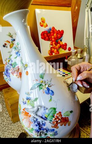 Atelier de porcelaine de Meissen, femme peinture sur vase en porcelaine Allemagne-glaze factory Banque D'Images