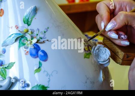 Atelier de porcelaine de Meissen, femme peinture sur vase en porcelaine de Saxe Allemagne usine de porcelaine de Meissen Banque D'Images