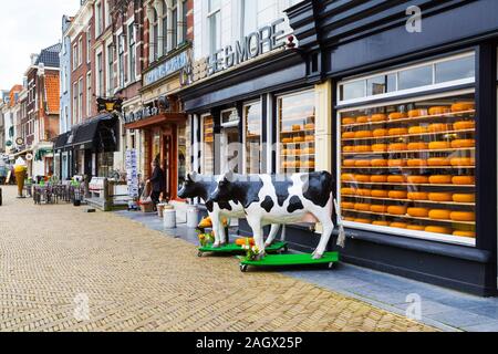 Delft, Pays-Bas - 6 Avril, 2016 : image typiquement néerlandais de vaches et de fromage à la vente dans la boutique Banque D'Images