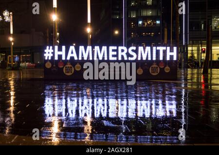 Reflet de l'Hashtag Hammersmith et allumé les lumières dans la place Lyric Hammersmith, Londres, UK Banque D'Images