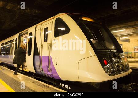 Un www.alamy.com l'embarquement des passagers une nouvelle ligne TfL Elizabeth traverse class 345 train à la gare de Paddington Banque D'Images