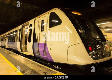 Un www.alamy.com nouveau TfL Elizabeth traverse la ligne 345 classe train à la gare de Paddington Banque D'Images