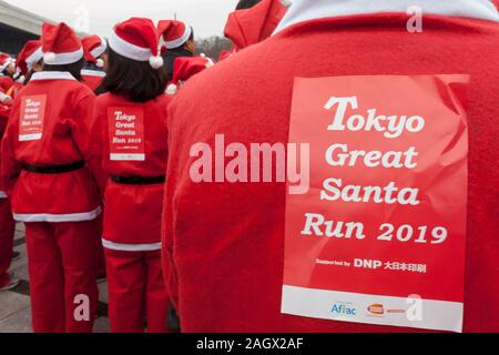 Les participants prennent part à la Tokyo Grand Santa Run dans le Parc Olympique Komazawa-daigaku, Tokyo, Japon. Dimanche 22 décembre 2019, le grand père était d'abord exécuter à Tokyo en 2018. Cette années a vu plus de 3 000 personnes à Santa costumes course et marche un kilomètre 4,3 cours pour recueillir des fonds pour les organismes de bienfaisance enregistrés au Japon et de l'eau pour des projets les Massaï au Kenya. Banque D'Images