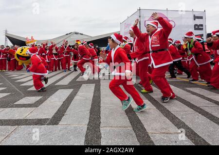 Les participants prennent part à la Tokyo Grand Santa Run dans le Parc Olympique Komazawa-daigaku, Tokyo, Japon. Dimanche 22 décembre 2019, le grand père était d'abord exécuter à Tokyo en 2018. Cette années a vu plus de 3 000 personnes à Santa costumes course et marche un kilomètre 4,3 cours pour recueillir des fonds pour les organismes de bienfaisance enregistrés au Japon et de l'eau pour des projets les Massaï au Kenya. Banque D'Images