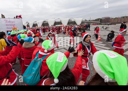 Les participants prennent part à la Tokyo Grand Santa Run dans le Parc Olympique Komazawa-daigaku, Tokyo, Japon. Dimanche 22 décembre 2019, le grand père était d'abord exécuter à Tokyo en 2018. Cette années a vu plus de 3 000 personnes à Santa costumes course et marche un kilomètre 4,3 cours pour recueillir des fonds pour les organismes de bienfaisance enregistrés au Japon et de l'eau pour des projets les Massaï au Kenya. Banque D'Images