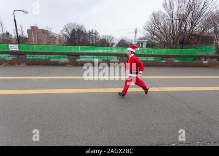 Les participants prennent part à la Tokyo Grand Santa Run dans le Parc Olympique Komazawa-daigaku, Tokyo, Japon. Dimanche 22 décembre 2019, le grand père était d'abord exécuter à Tokyo en 2018. Cette années a vu plus de 3 000 personnes à Santa costumes course et marche un kilomètre 4,3 cours pour recueillir des fonds pour les organismes de bienfaisance enregistrés au Japon et de l'eau pour des projets les Massaï au Kenya. Banque D'Images