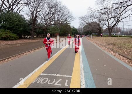 Les participants prennent part à la Tokyo Grand Santa Run dans le Parc Olympique Komazawa-daigaku, Tokyo, Japon. Dimanche 22 décembre 2019, le grand père était d'abord exécuter à Tokyo en 2018. Cette années a vu plus de 3 000 personnes à Santa costumes course et marche un kilomètre 4,3 cours pour recueillir des fonds pour les organismes de bienfaisance enregistrés au Japon et de l'eau pour des projets les Massaï au Kenya. Banque D'Images