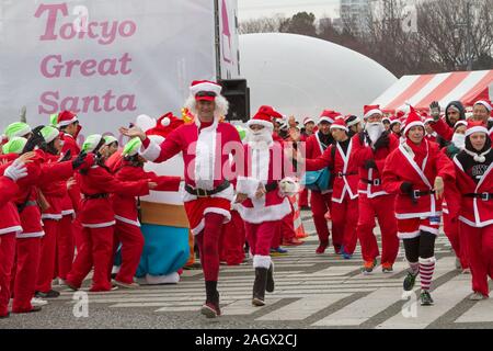 Les participants prennent part à la Tokyo Grand Santa Run dans le Parc Olympique Komazawa-daigaku, Tokyo, Japon. Dimanche 22 décembre 2019, le grand père était d'abord exécuter à Tokyo en 2018. Cette années a vu plus de 3 000 personnes à Santa costumes course et marche un kilomètre 4,3 cours pour recueillir des fonds pour les organismes de bienfaisance enregistrés au Japon et de l'eau pour des projets les Massaï au Kenya. Banque D'Images