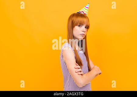 Tout le monde a oublié l'anniversaire de belle fille de race blanche, photo isolé sur fond jaune Banque D'Images