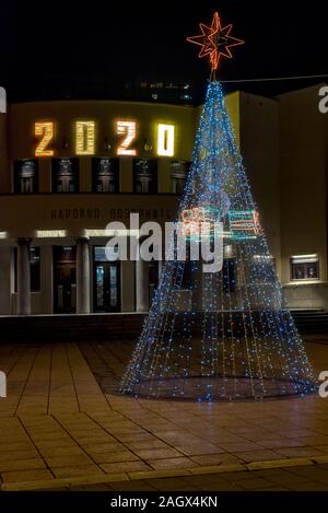 Nis, Serbie - le 18 décembre 2019 : Noël et Nouvel an 2020 les décorations et les illuminations. Théâtre national serbe à Nis décoré pour le Nouvel An 202 Banque D'Images