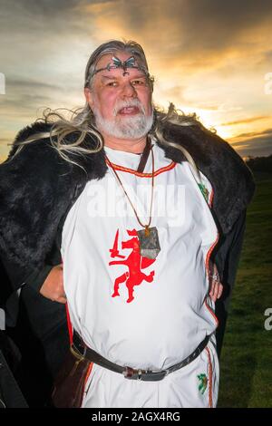 Salisbury, Royaume-Uni. Dec 22, 2019. Les druides célèbrent au lever du soleil le jour le plus court le 22 décembre 2019. Des centaines de personnes se sont réunies du célèbre cercle de pierres historiques, dans le Wiltshire, pour célébrer le lever du soleil sur le solstice d'hiver, le jour le plus court de l'année, l'événement est prétendu être plus important dans le calendrier païen que le solstice d'été parce qu'il marque la renaissance du soleil pour l'année à venir Crédit : David Betteridge/Alamy Live News Banque D'Images