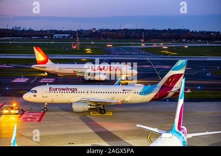 L'Aéroport International de DŸsseldorf, DHS, Laudamotion, Eurowings avion sur le tarmac, la voie de circulation, Banque D'Images