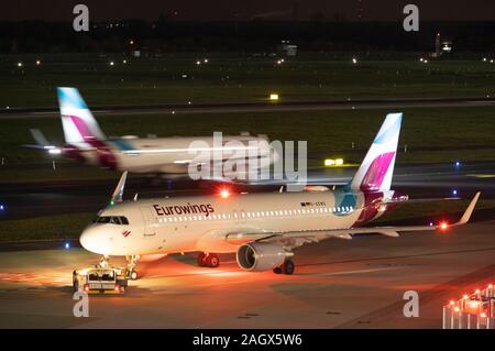 L'Aéroport International de DŸsseldorf, DHS, Laudamotion, Eurowings avion sur le tarmac, la voie de circulation, Banque D'Images