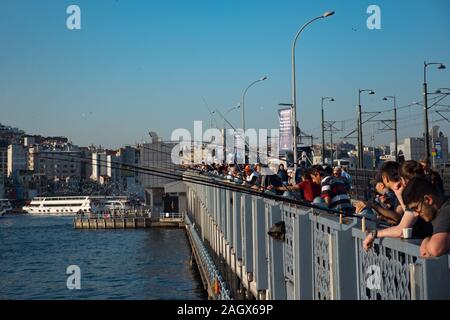 ISTANBUL, TURQUIE - 30 juillet 2019 : des pêcheurs à la foule du pont de Galata avec restaurants sur le pont inférieur Banque D'Images