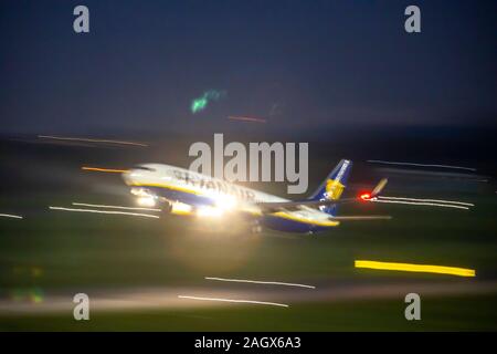 L'Aéroport International de DŸsseldorf, UD, Ryanair Boeing 737 qui décolle de nuit, Banque D'Images