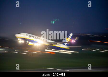 L'Aéroport International de DŸsseldorf, UD, Ryanair Boeing 737 qui décolle de nuit, Banque D'Images