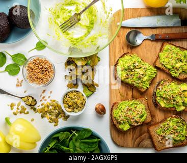 Des sandwichs avec avocado guacamole sur la table. Vue d'en haut. Banque D'Images