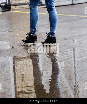 Reflet dans l'eau flaque, jour de pluie. Banque D'Images