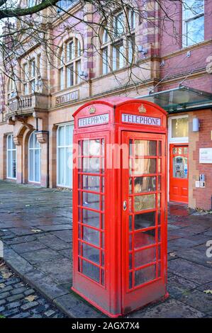 K6 Téléphone fort, Répertorié, catégorie II, l'ancienne caserne, Albion Square, Salford, Manchester Banque D'Images