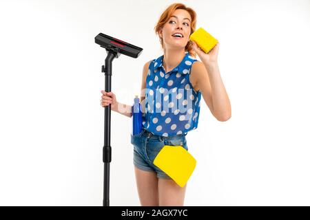 Portrait femme au foyer avec des produits de nettoyage et d'un aspirateur dans les mains sur un fond blanc Banque D'Images