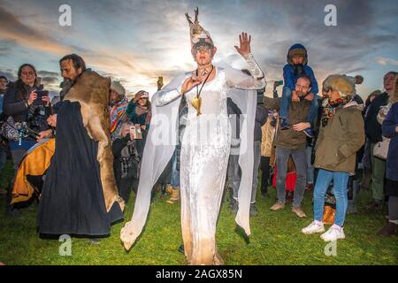 Salisbury, Royaume-Uni. Dec 22, 2019. Les druides célèbrent au lever du soleil le jour le plus court le 22 décembre 2019. Des centaines de personnes se sont réunies du célèbre cercle de pierres historiques, dans le Wiltshire, pour célébrer le lever du soleil sur le solstice d'hiver, le jour le plus court de l'année, l'événement est prétendu être plus important dans le calendrier païen que le solstice d'été parce qu'il marque la renaissance du soleil pour l'année à venir Crédit : David Betteridge/Alamy Live News Banque D'Images