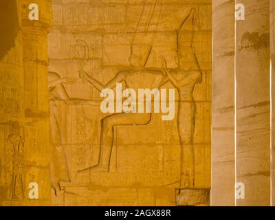 Piliers avec hiéroglyphes dans le Ramesseum temple de Louxor, Egypte Banque D'Images
