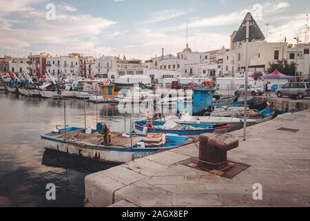 MOLA DI BARI, ITALIE / Juin 2019 : magnifique coucher de soleil sur l'ancien quai des pêcheurs Banque D'Images