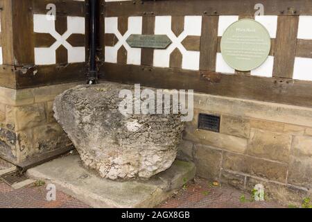 King Arthur's stone en Ruthin Galles extérieur Exmewe Hall avec le roi Arthur de la légende médiévale décapité Huail frère de Gildas l'Historien Banque D'Images