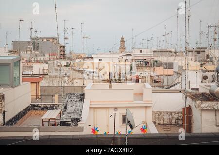 MOLA DI BARI, ITALIE / Août 2018 : vue sur la vieille ville depuis les toits Banque D'Images