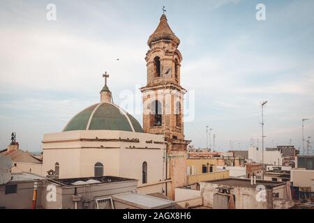 MOLA DI BARI, ITALIE / Août 2018 : vue sur la vieille ville depuis les toits Banque D'Images