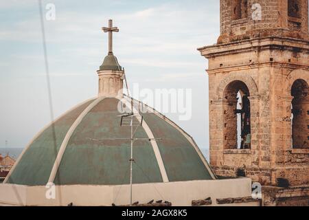 MOLA DI BARI, ITALIE / Août 2018 : vue sur la vieille ville depuis les toits Banque D'Images