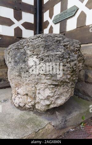 King Arthur's stone en Ruthin Galles extérieur Exmewe Hall avec le roi Arthur de la légende médiévale décapité Huail frère de Gildas l'Historien Banque D'Images