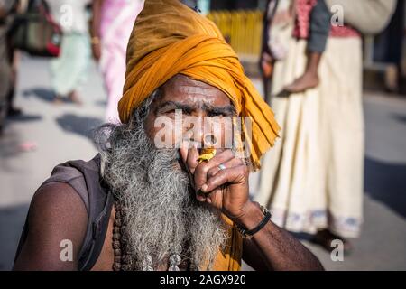 VARANASI, INDE - Le 18 mars 2017 : saint homme holding holding et pipe à Varanasi, Inde. Banque D'Images