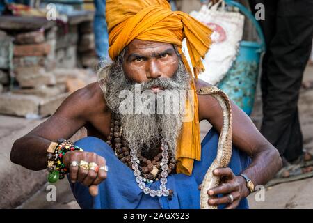 VARANASI, INDE - Le 18 mars 2017 : saint homme holding dangereux cobra snake à Varanasi, Inde. Banque D'Images