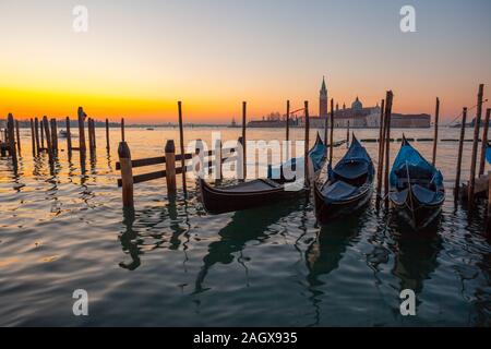 Lever du soleil à Venise avec l'île et gondole Banque D'Images