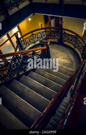 Bel escalier en fer forgé à l'intérieur du Monadnock bâtiment, conçu par l'entreprise de Burnham & Root et construit à partir de 1891, Chicago, Illinois, Banque D'Images