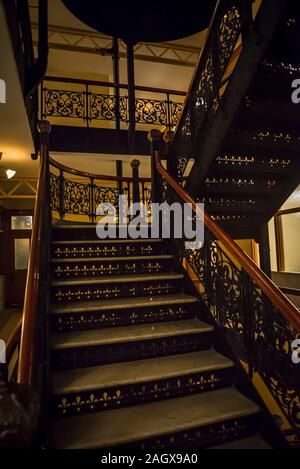 Bel escalier en fer forgé à l'intérieur du Monadnock bâtiment, conçu par l'entreprise de Burnham & Root et construit à partir de 1891, Chicago, Illinois, Banque D'Images