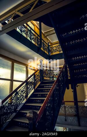 Bel escalier en fer forgé à l'intérieur du Monadnock bâtiment, conçu par l'entreprise de Burnham & Root et construit à partir de 1891, Chicago, Illinois, Banque D'Images