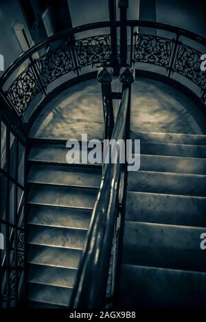 Bel escalier en fer forgé à l'intérieur du Monadnock bâtiment, conçu par l'entreprise de Burnham & Root et construit à partir de 1891, Chicago, Illinois, Banque D'Images