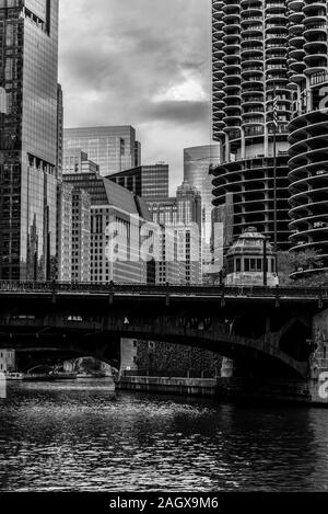 Le Marina City et les bâtiments le long de la rivière Chicago illuminé la nuit, Chicago, Illinois, États-Unis Banque D'Images