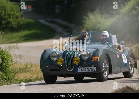 PESARO COLLE SAN BARTOLO , ITALIE - MAI 17 - 2018 : Jaguar XK 120 OTS 1954 sur une vieille voiture de course en rallye Mille Miglia 2018 la célèbre historica italien Banque D'Images