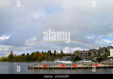 En arc-en-ciel Bowness-on-Windermere une ville sur la rive du lac Windermere en Cumbria Banque D'Images