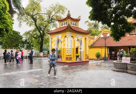 La Pagode Tran Quoc, Hanoi, Vietnam les touristes dans la cour Banque D'Images