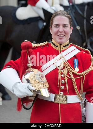 1re classe Adjudant Esther devient la première femme chef d'harmonie dans la vie des ménages de la division des gardiens de l'armée britannique. Elle a assisté à son 'passing out' parade à la caserne de Knightsbridge à Londres, accompagné par ses parents Elaine et Tom Freeborn et le ministre des Sports et ancien maître-nageur général Hugh Robertson. Banque D'Images